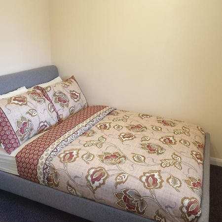 London Luxury 6 Bedroom Family House Sleeps 12 People Parking For 4 Cars Close To Tube. Chigwell Esterno foto