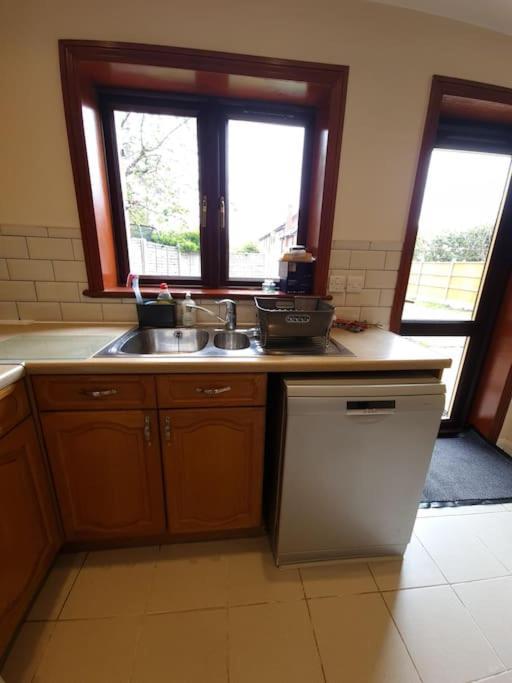 London Luxury 6 Bedroom Family House Sleeps 12 People Parking For 4 Cars Close To Tube. Chigwell Esterno foto