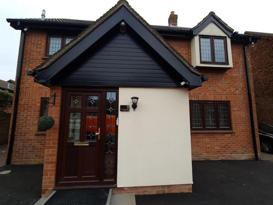 London Luxury 6 Bedroom Family House Sleeps 12 People Parking For 4 Cars Close To Tube. Chigwell Esterno foto