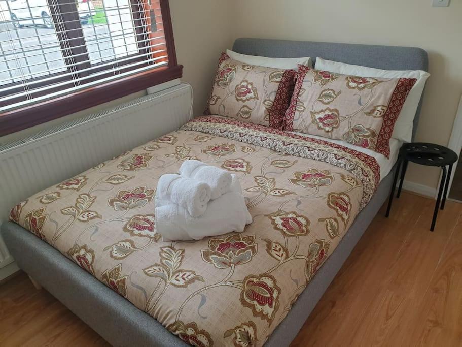London Luxury 6 Bedroom Family House Sleeps 12 People Parking For 4 Cars Close To Tube. Chigwell Esterno foto