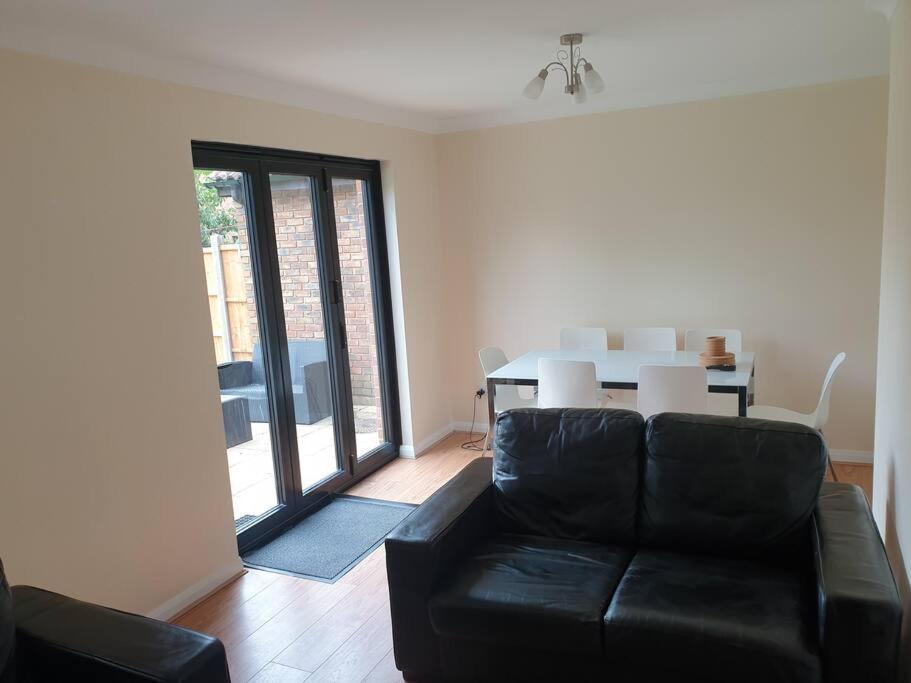 London Luxury 6 Bedroom Family House Sleeps 12 People Parking For 4 Cars Close To Tube. Chigwell Esterno foto