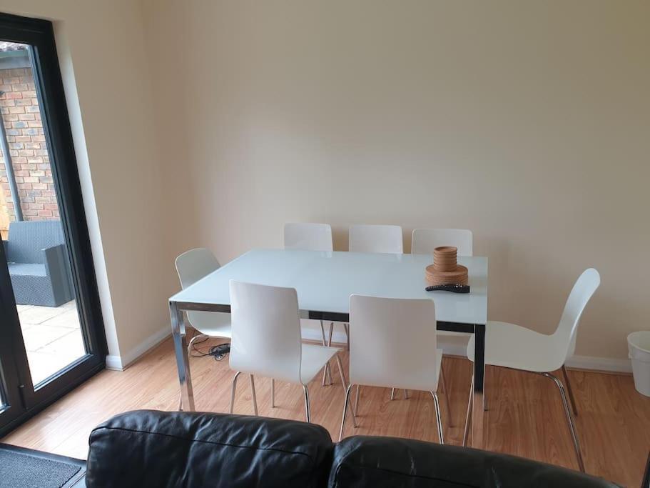 London Luxury 6 Bedroom Family House Sleeps 12 People Parking For 4 Cars Close To Tube. Chigwell Esterno foto