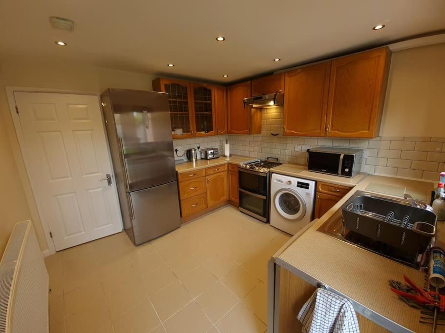 London Luxury 6 Bedroom Family House Sleeps 12 People Parking For 4 Cars Close To Tube. Chigwell Esterno foto
