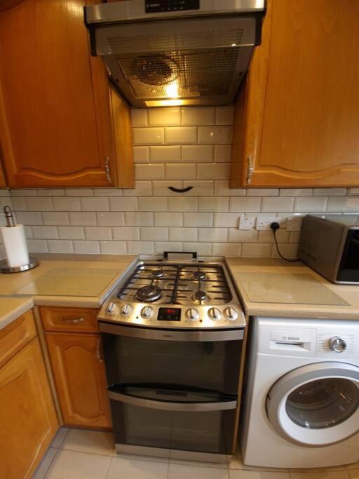 London Luxury 6 Bedroom Family House Sleeps 12 People Parking For 4 Cars Close To Tube. Chigwell Esterno foto