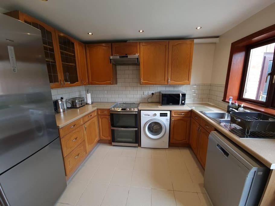 London Luxury 6 Bedroom Family House Sleeps 12 People Parking For 4 Cars Close To Tube. Chigwell Esterno foto
