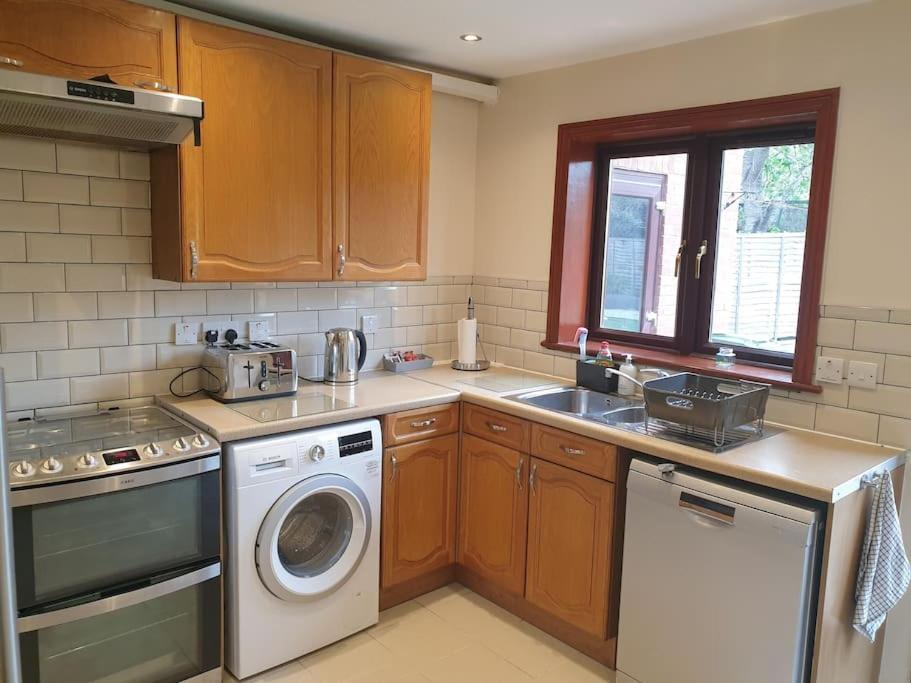 London Luxury 6 Bedroom Family House Sleeps 12 People Parking For 4 Cars Close To Tube. Chigwell Esterno foto