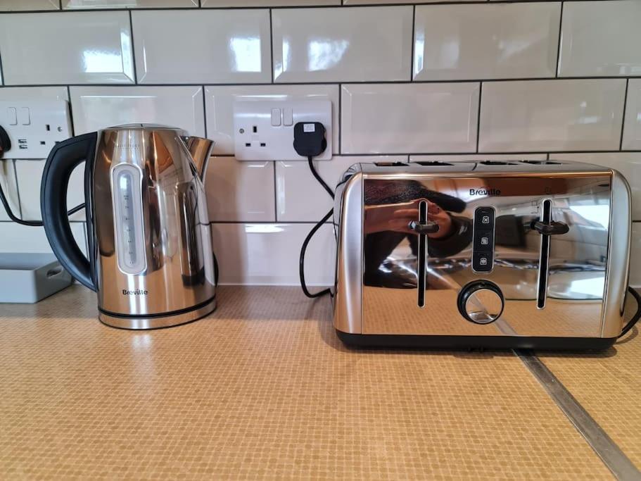 London Luxury 6 Bedroom Family House Sleeps 12 People Parking For 4 Cars Close To Tube. Chigwell Esterno foto