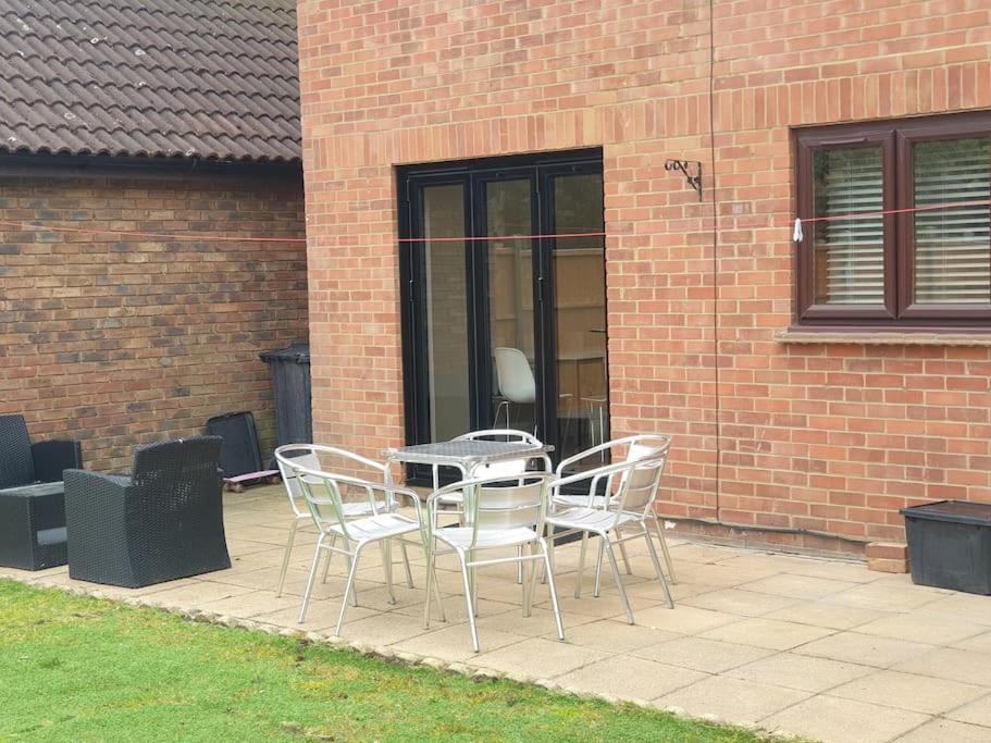 London Luxury 6 Bedroom Family House Sleeps 12 People Parking For 4 Cars Close To Tube. Chigwell Esterno foto