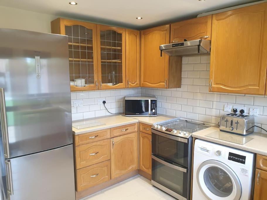 London Luxury 6 Bedroom Family House Sleeps 12 People Parking For 4 Cars Close To Tube. Chigwell Esterno foto
