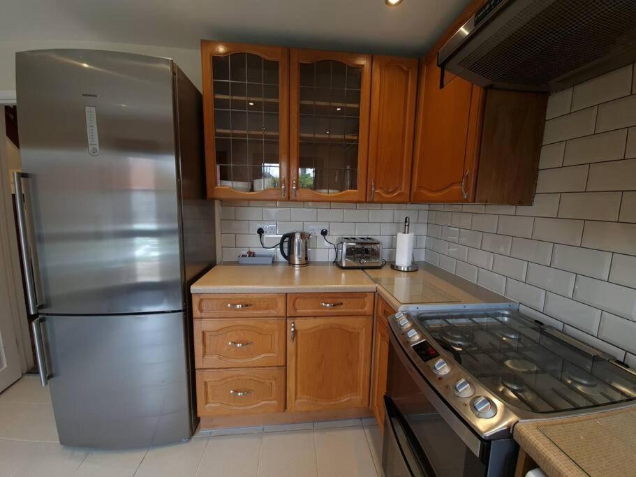 London Luxury 6 Bedroom Family House Sleeps 12 People Parking For 4 Cars Close To Tube. Chigwell Esterno foto