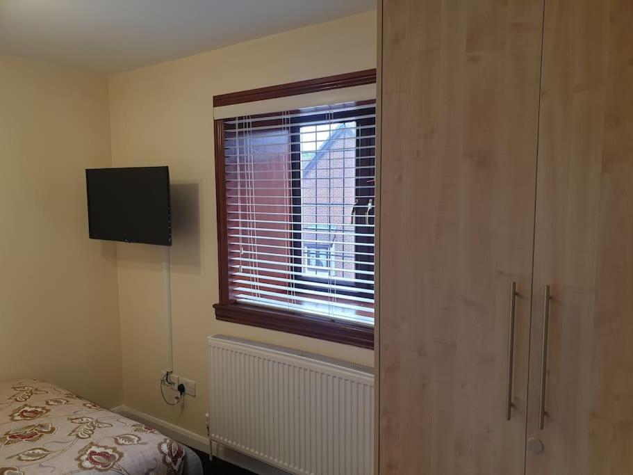 London Luxury 6 Bedroom Family House Sleeps 12 People Parking For 4 Cars Close To Tube. Chigwell Esterno foto