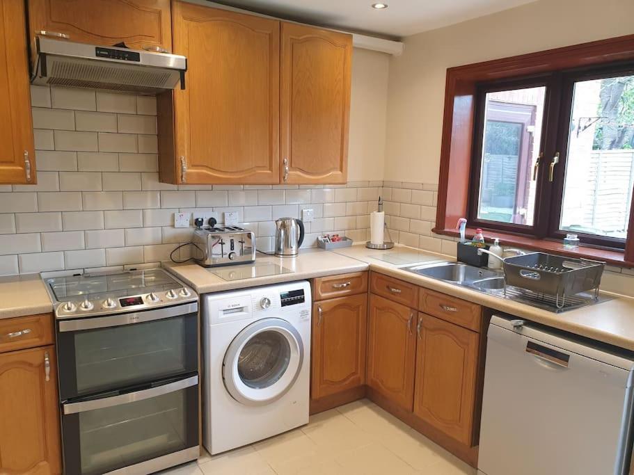 London Luxury 6 Bedroom Family House Sleeps 12 People Parking For 4 Cars Close To Tube. Chigwell Esterno foto