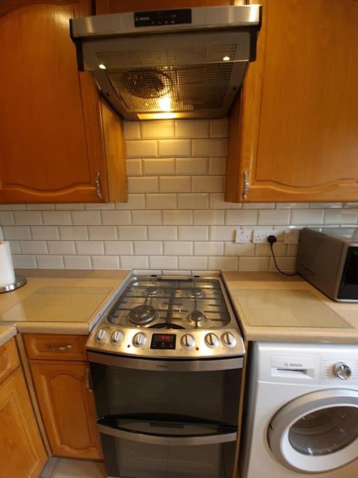 London Luxury 6 Bedroom Family House Sleeps 12 People Parking For 4 Cars Close To Tube. Chigwell Esterno foto