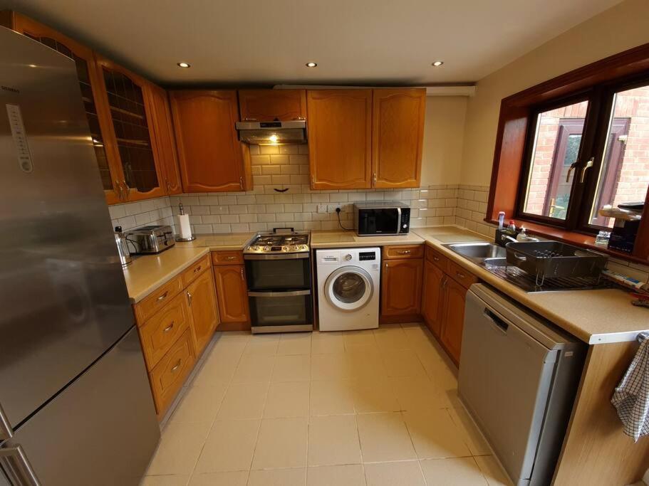 London Luxury 6 Bedroom Family House Sleeps 12 People Parking For 4 Cars Close To Tube. Chigwell Esterno foto