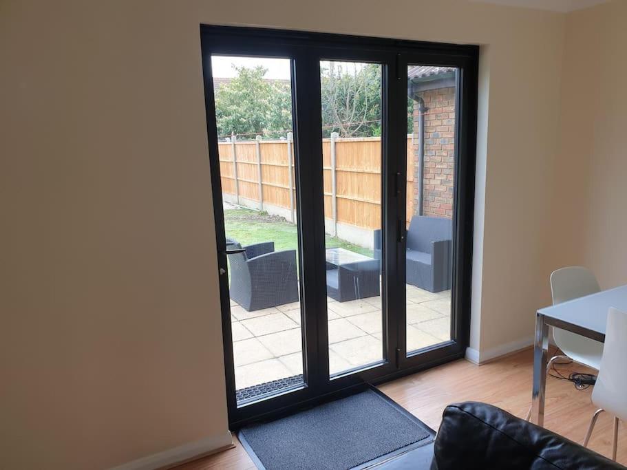 London Luxury 6 Bedroom Family House Sleeps 12 People Parking For 4 Cars Close To Tube. Chigwell Esterno foto