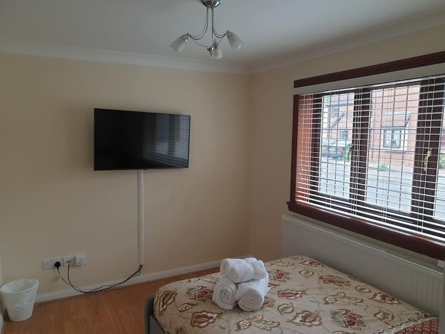 London Luxury 6 Bedroom Family House Sleeps 12 People Parking For 4 Cars Close To Tube. Chigwell Esterno foto