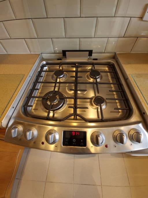 London Luxury 6 Bedroom Family House Sleeps 12 People Parking For 4 Cars Close To Tube. Chigwell Esterno foto
