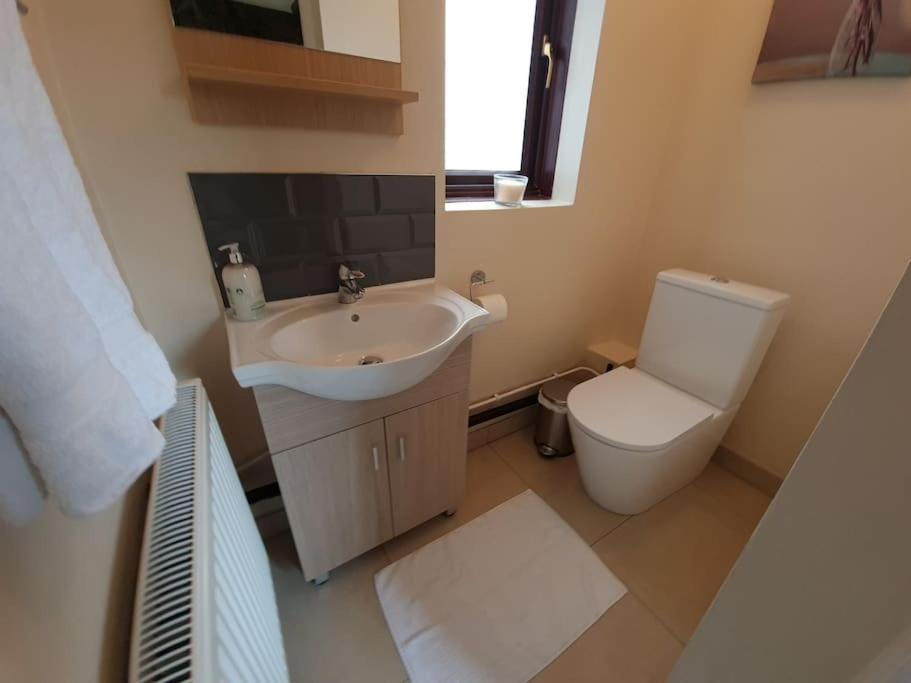 London Luxury 6 Bedroom Family House Sleeps 12 People Parking For 4 Cars Close To Tube. Chigwell Esterno foto