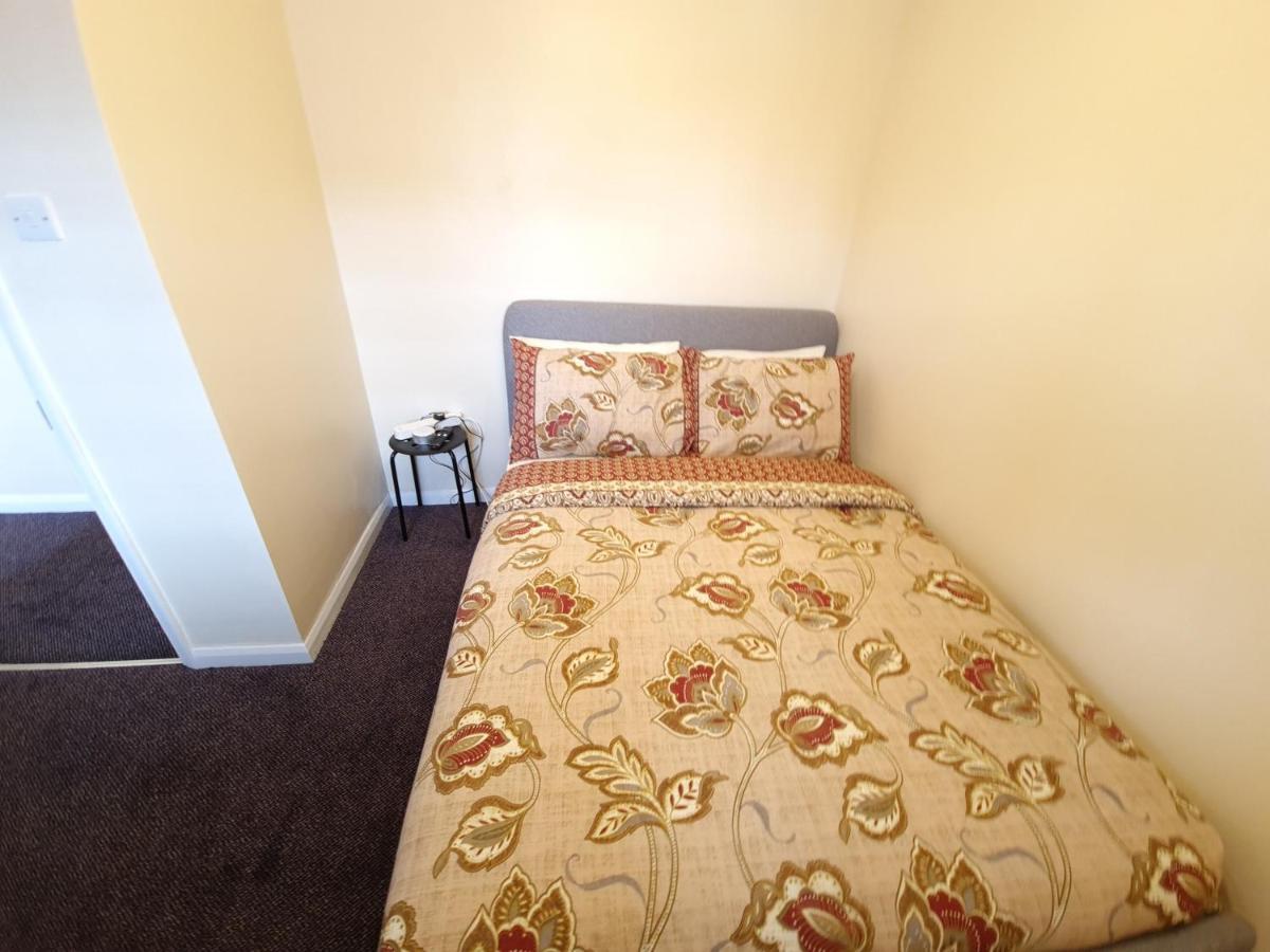 London Luxury 6 Bedroom Family House Sleeps 12 People Parking For 4 Cars Close To Tube. Chigwell Esterno foto
