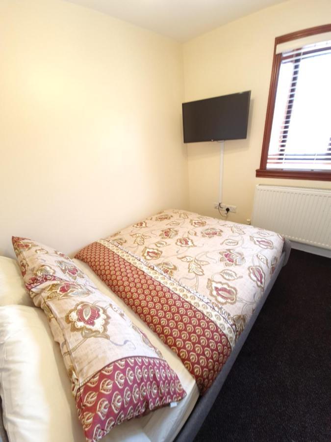 London Luxury 6 Bedroom Family House Sleeps 12 People Parking For 4 Cars Close To Tube. Chigwell Esterno foto