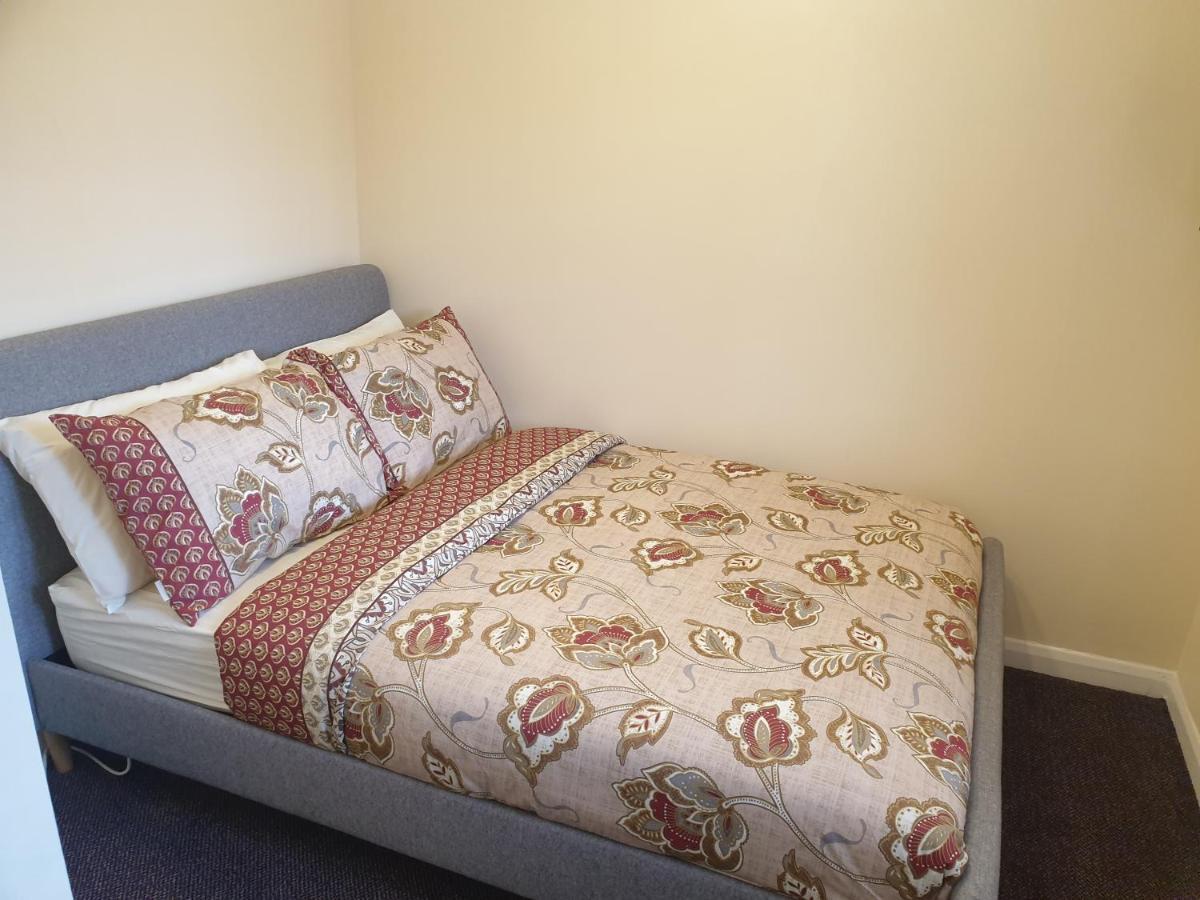 London Luxury 6 Bedroom Family House Sleeps 12 People Parking For 4 Cars Close To Tube. Chigwell Esterno foto