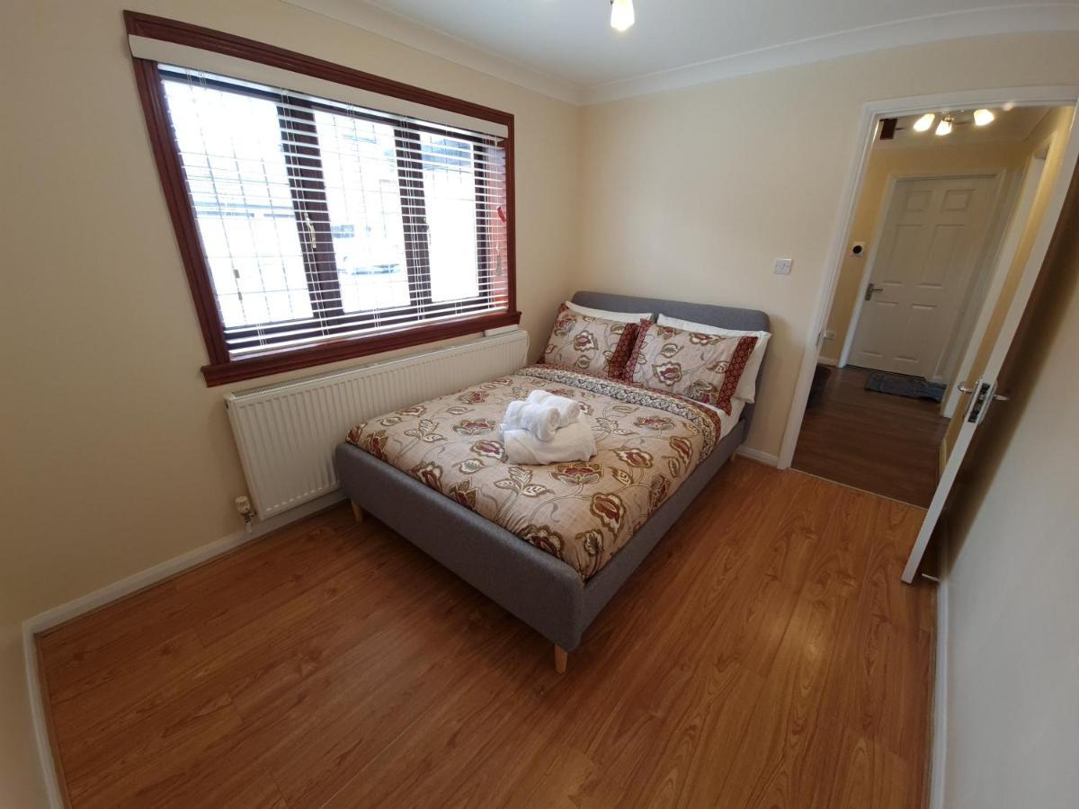 London Luxury 6 Bedroom Family House Sleeps 12 People Parking For 4 Cars Close To Tube. Chigwell Esterno foto