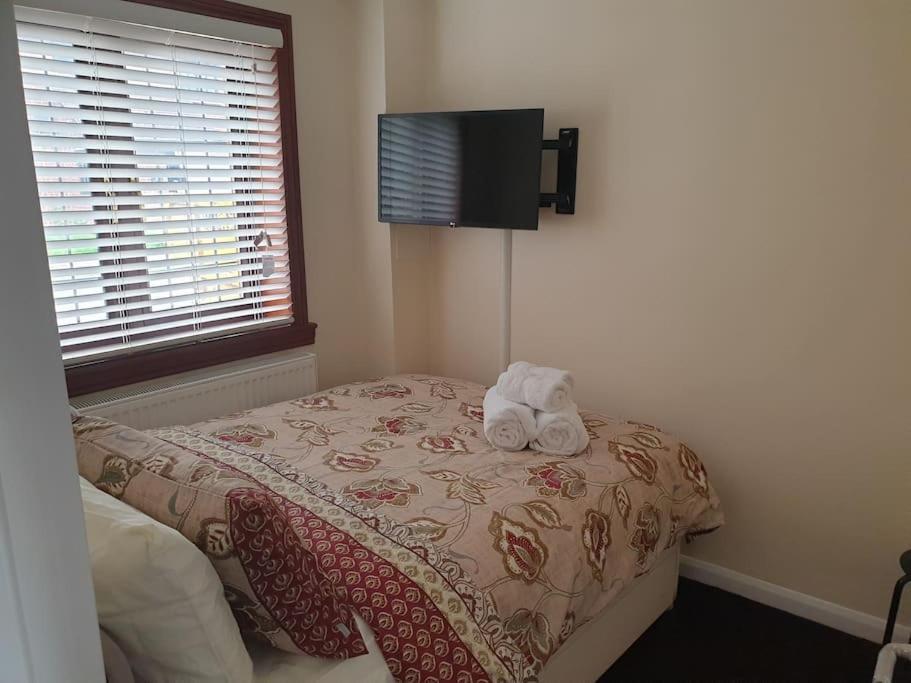 London Luxury 6 Bedroom Family House Sleeps 12 People Parking For 4 Cars Close To Tube. Chigwell Esterno foto
