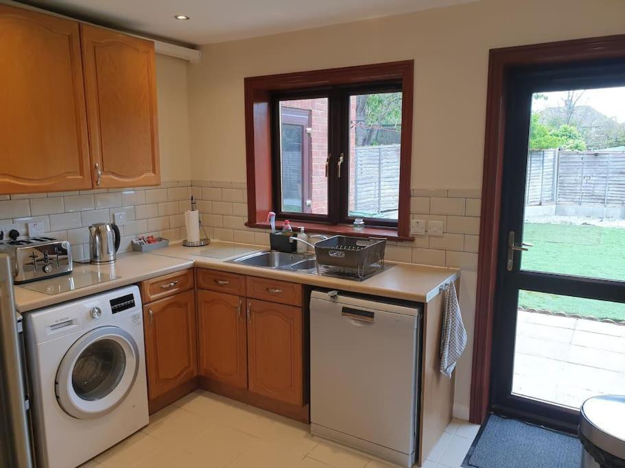 London Luxury 6 Bedroom Family House Sleeps 12 People Parking For 4 Cars Close To Tube. Chigwell Esterno foto
