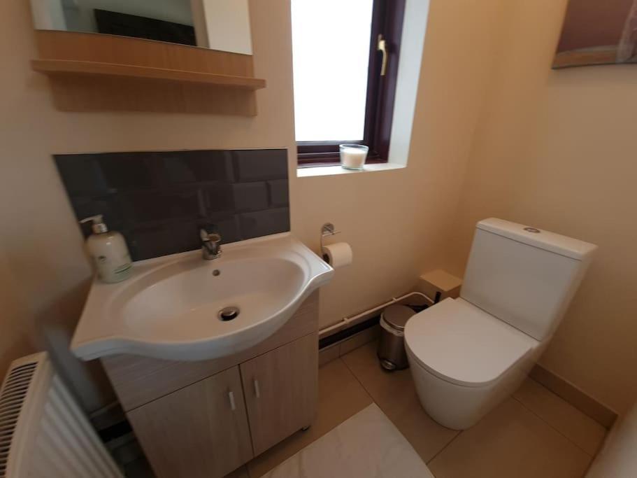 London Luxury 6 Bedroom Family House Sleeps 12 People Parking For 4 Cars Close To Tube. Chigwell Esterno foto